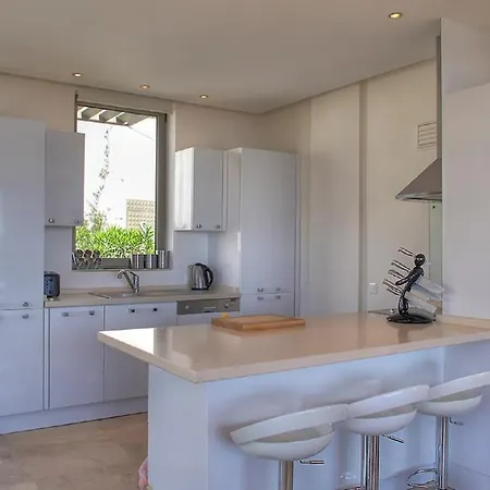 Geris Sleeps 6 With Pool And Air Con Willa