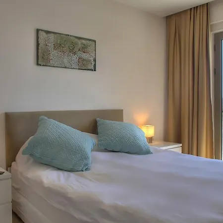 Geris Sleeps 6 With Pool And Air Con Willa